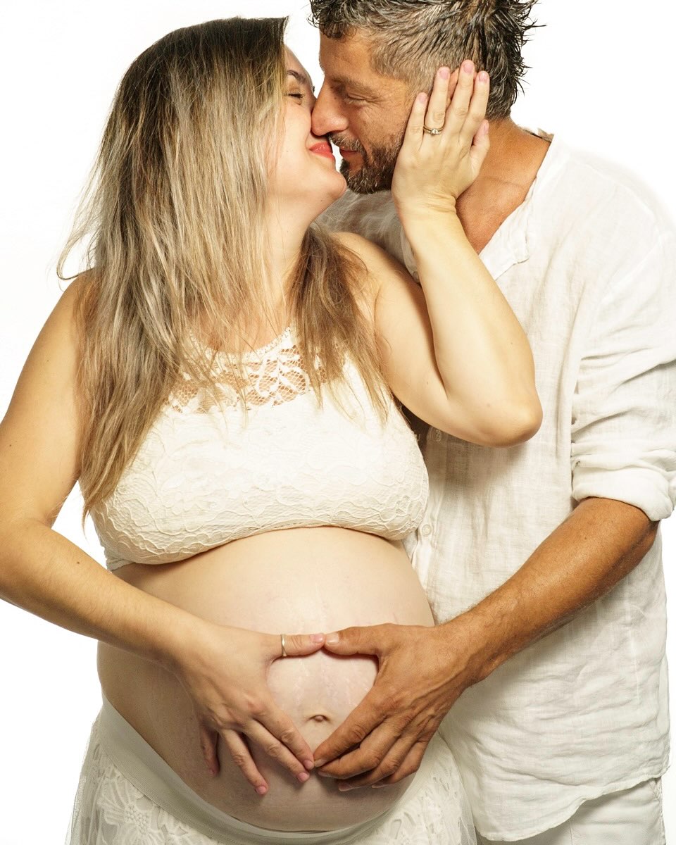 maternity photoshoot hydra pregnant couple emotional moment